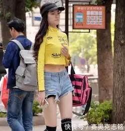街拍美女穿肉色丝袜看起来成熟妩媚,连衣裙女气质十足
