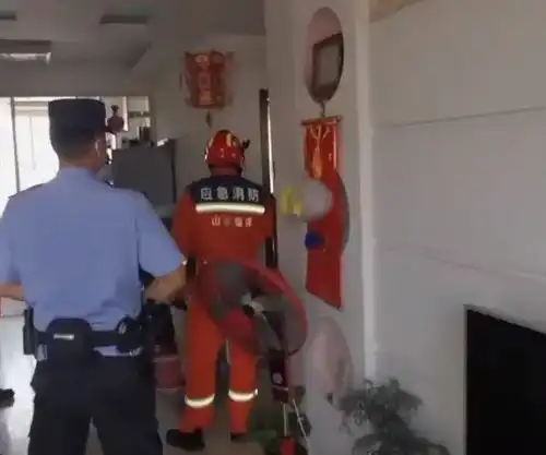 13岁女儿吵架要跳楼,妈妈抱着膀子不吭声,救援人员我一句句教你道歉