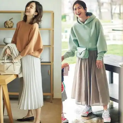 这是我见过最优雅的中年女人烫卷发穿长裙,洋气减龄还提气质