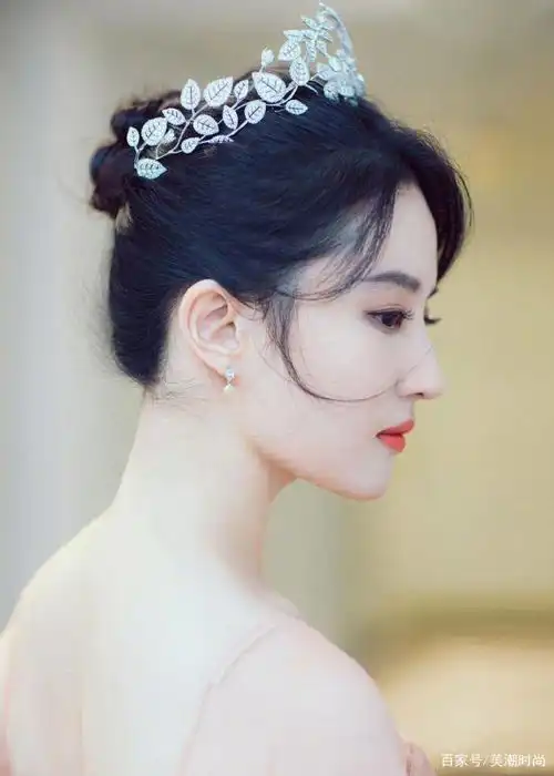 刘亦菲穿裸粉裙宛如公主迪丽热巴酷美风,两代女神让人眼前一亮
