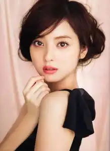 她是日本第一美少女,长相精致可人,如今却嫁给了大自己15岁的笑星