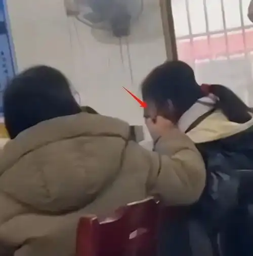 湖南女老师打骂学生后续身份曝光,教育局回应,家长做法不理解