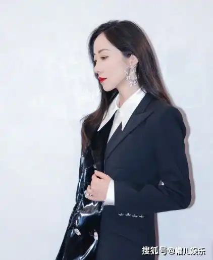 韩雪主动帮助理拉行李箱,平易近人惹好感,打破高冷女神形象