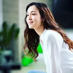 范玮琪晒广告花絮图补妆时仍不忘记台本工作