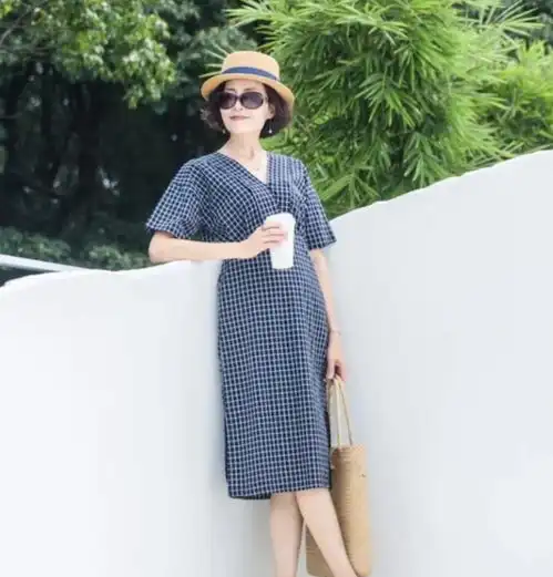 五十岁女人穿裙子,要牢记2穿2不穿,优雅得体又减龄,真好看