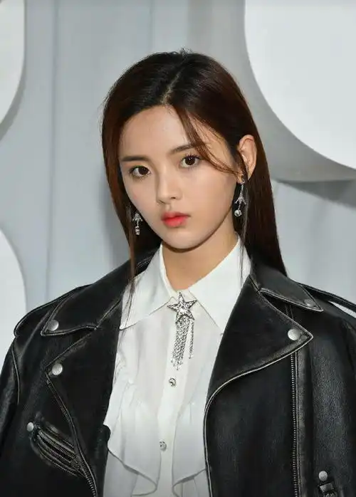 杨超越受邀列席国际时装周,肢体生硬嘴巴合不拢,真撑不住大局面