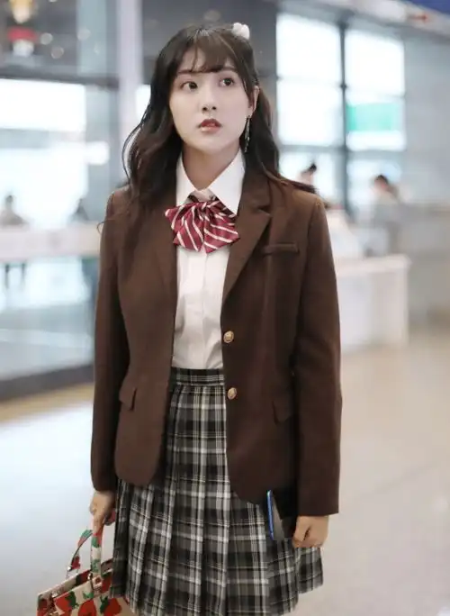 jk制服风火了,孟美岐关晓彤变身日系少女