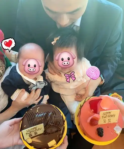 何超盈女儿侧脸疑曝光,嘴巴微翘呆萌可爱,戴大钻戒彰显身份地位