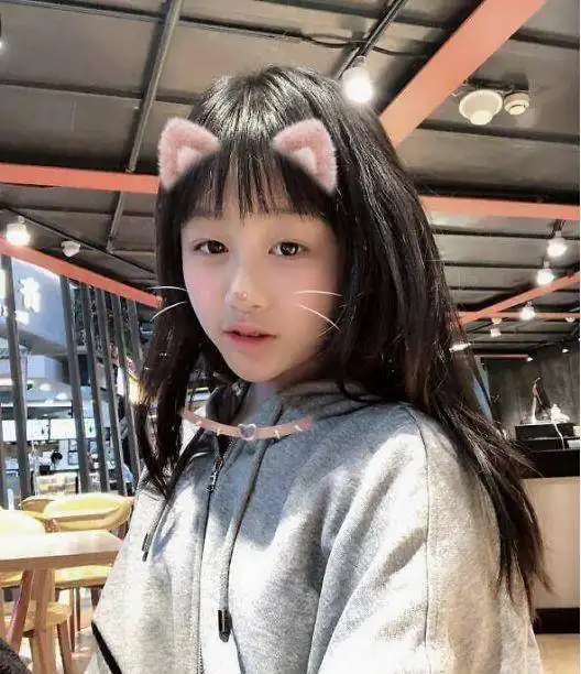 最美星二代吴启华12岁女儿近照,大眼小脸气质清纯比多多好看