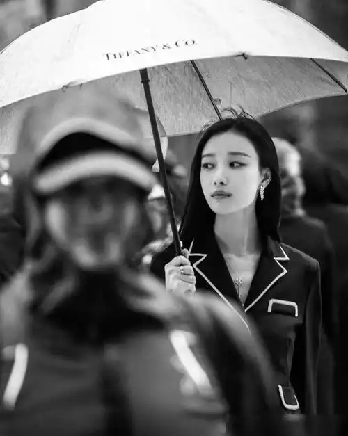 以为倪妮雨中红裙已是巅峰,看到周迅终于明白了什么是氛围感拉满