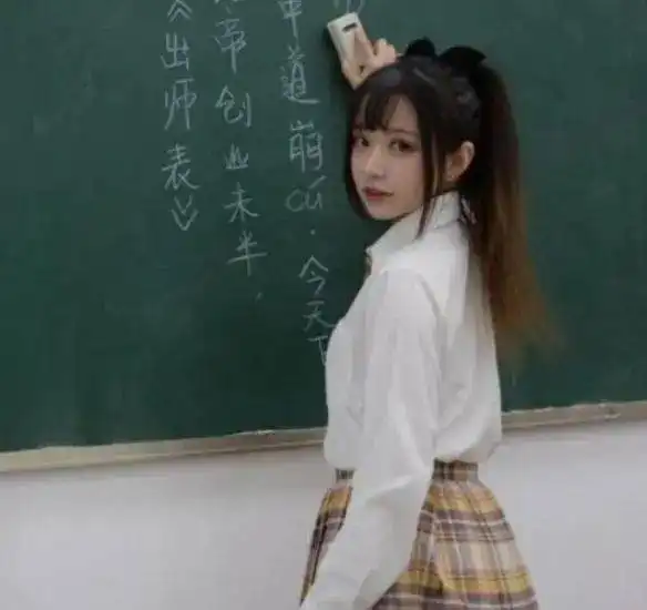 年轻女教师穿jk制服授课,家长纷纷不满,直言会让男孩分心