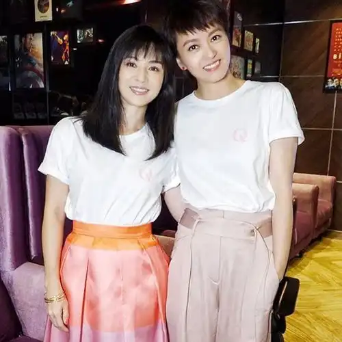 姐妹情深梁咏琪送童装给杨采妮双胞胎儿子,俩儿子近照好帅气