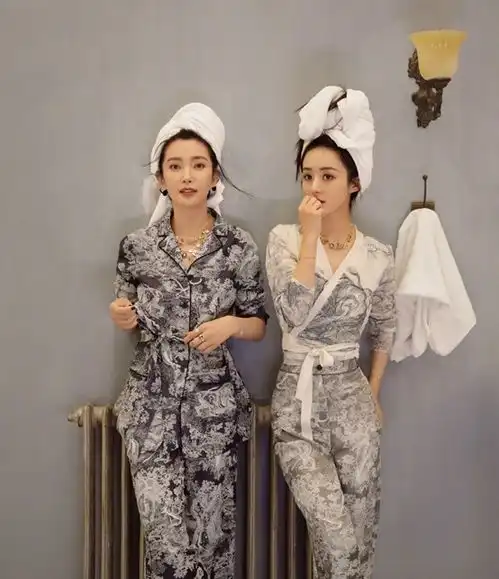 李冰冰赵丽颖罕见同框,保养得宜,让人看不出她们竟有15岁年龄差