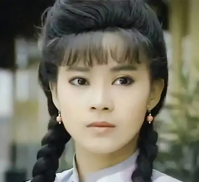 婉君俞小凡与18岁女儿罕见同框,翁家明担心闺女太美遭人觊觎