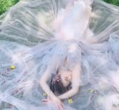 女子拍婚纱照,摄影师非常细心摆弄纱裙,成片美到惊艳