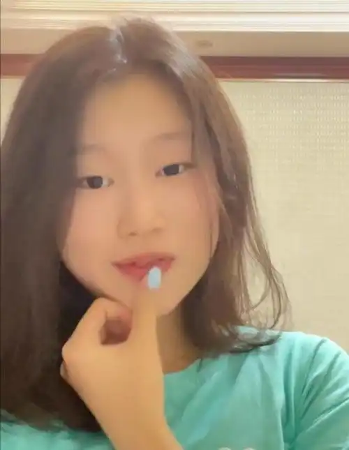 小沈阳15岁女儿颜值逆袭涂彩色美甲好潮流,对镜唱歌星范十足