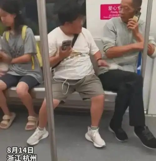 地铁女子摸大爷隐私部位,知情人她是糖宝,习惯动作细思极恐
