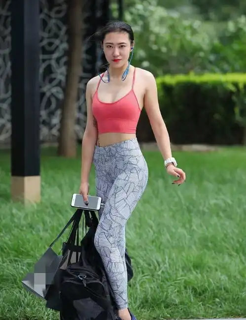 紧身裤在任何时刻都能展现出女性纤细好身材,走到哪里者非常着眼吸睛