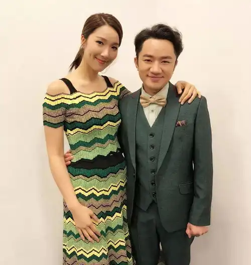 王祖蓝公开女儿多张萌照,大眼睛小嘴巴宛若迷你版李亚男