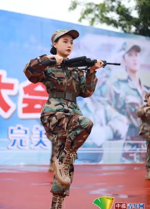 航空院校00后女生参加军训,大学第一课开启青春蜕变