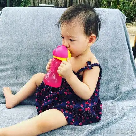 张梓琳一家海岛度假女儿穿比基尼大笑超可爱