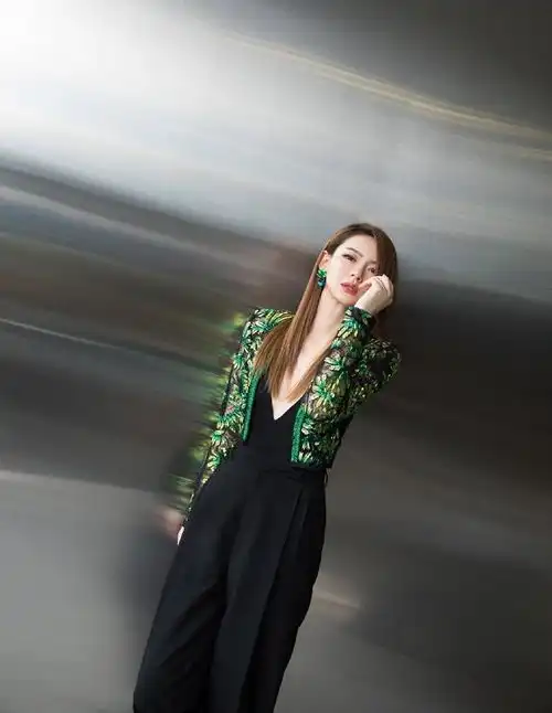 戚薇与杨超越同框挺养眼,虽然两人相差14岁,却一点没有年龄差