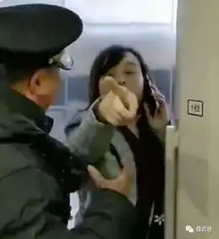 高铁扒门女教师已被停职居然曾被评区级德育先进个人