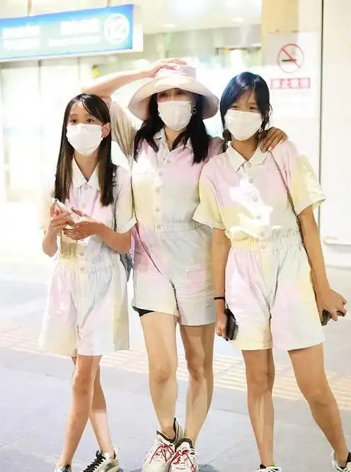 钟丽缇母女仨首次穿同款走机场,三人同框她最胖,小女儿瘦成麻杆