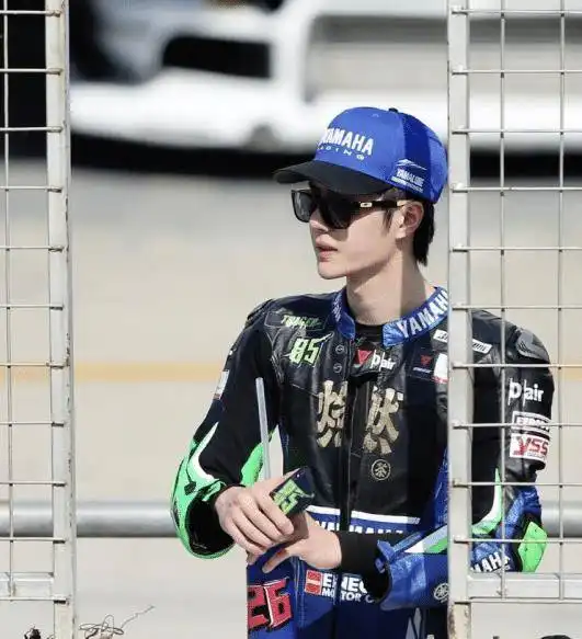 高下立见王一博赛车被解说员高度夸赞,摔倒后下意识细节见人品