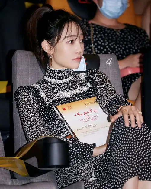 白百何穿大面积印花连衣裙,巧用黑色腰带来收腰,轻松穿出高级感