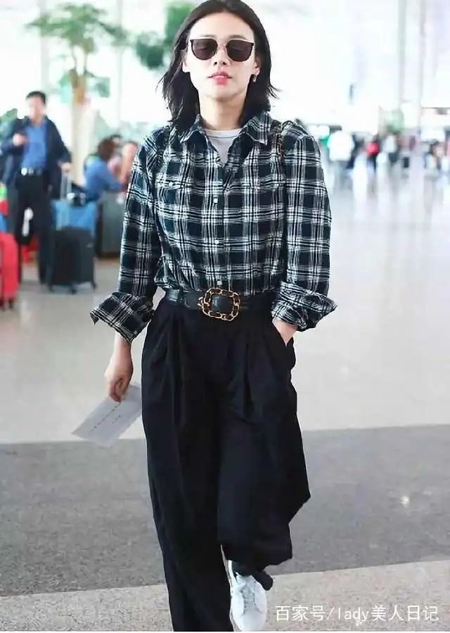 马思纯粉色圆领卫衣黑色紧身裤真瘦少女感爆棚,走路都带风