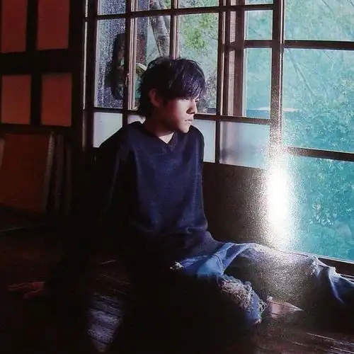 周杰伦年轻的时候非常有气质的,只是现在月半了而...