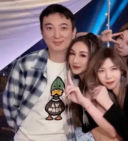 黄一鸣再次发声回应强调孩子就是王思聪的,否认想做豪门太太