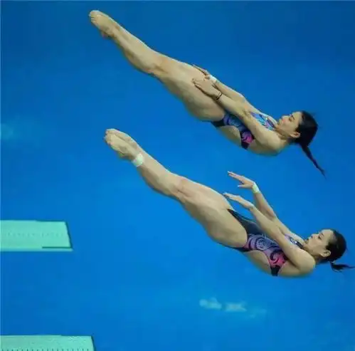 网红女生头像双人跳水比