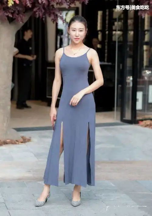 街拍小姐姐穿了一件白色吊带,有种青春期少女的感觉