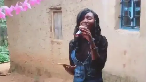 非洲女孩唱了一首往后余生,一开口,难怪那么多人喜欢她