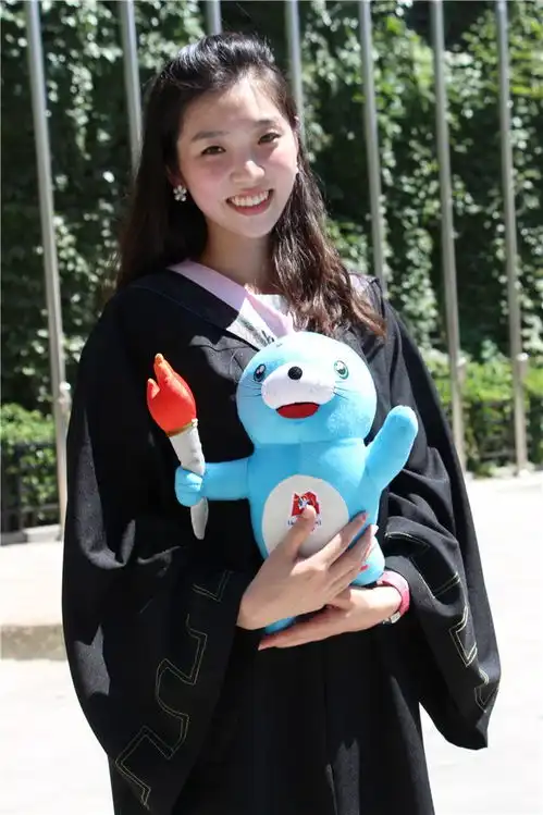 中戏mm与全运会吉祥物合影美女嘟嘴卖萌