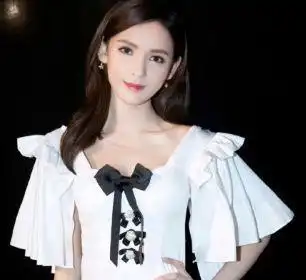 张予曦出游一条白色建连衣裙,满满的设计感,少女感十足