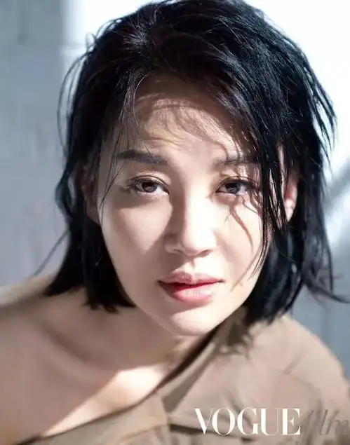 许晴湿发写真演绎高级的性感,50岁仍然斩男,甚至比20岁时更迷人