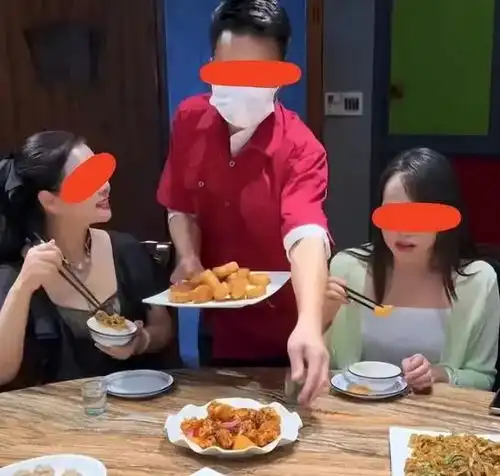 漂亮女子吃饭时偶遇前夫,得意摘下对方口罩3年了怎么越混越差