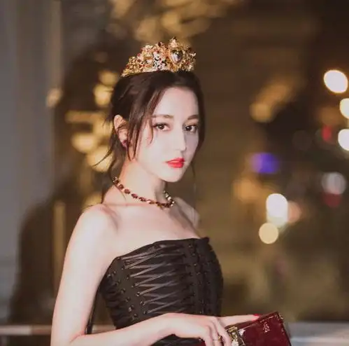 热巴真人间尤物紧身吊带皮裙秀蚂蚁腰超火辣,身材极品不像真人