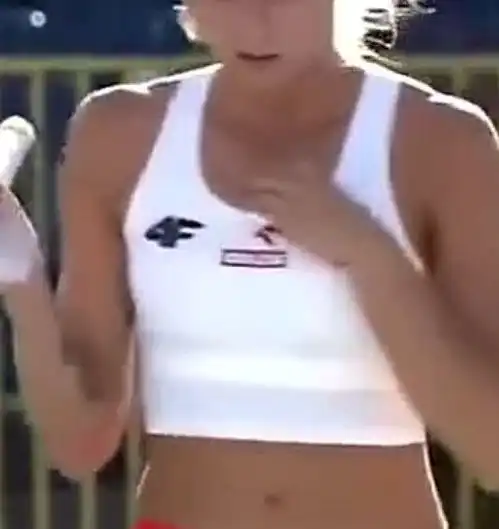 撑杆跳姑娘来自俄罗斯,这女运动员女神称号,腿长颜值高,实力强