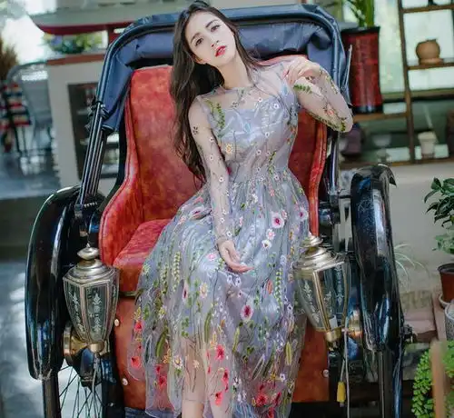 小姐姐穿刺绣连衣裙,凸显傲人曲线身材,仙气飘飘魅力十足