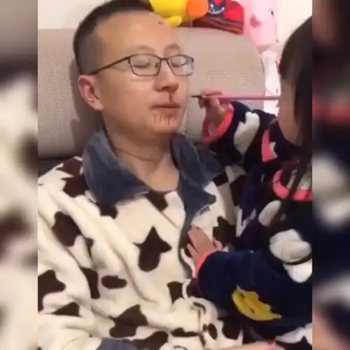 亲爸撞上爱装扮的女儿有多虐每一位爸爸都变成了小仙女