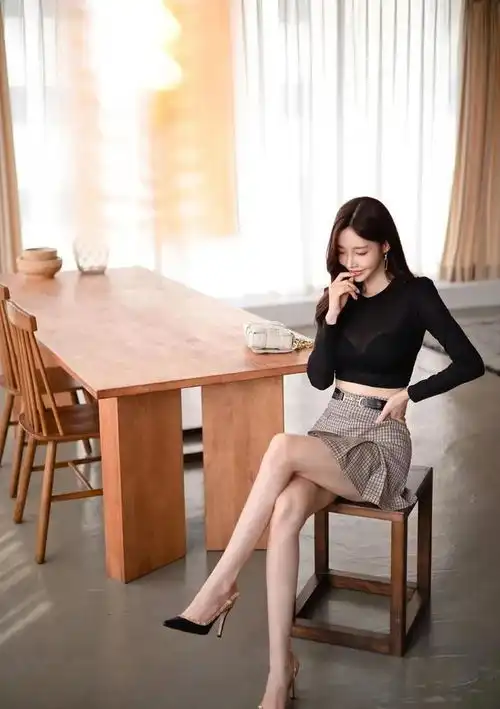 韩国美女模特孙允珠爱尔兰黑色朦胧酒花妮百褶裙,端庄职业美