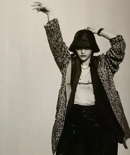 海南小甜豆吴宣仪,大胆挑战暗黑风造型,帅到不敢认