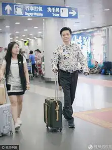 崔永元携女助理同行满脸笑碎花衬衣头发锃亮