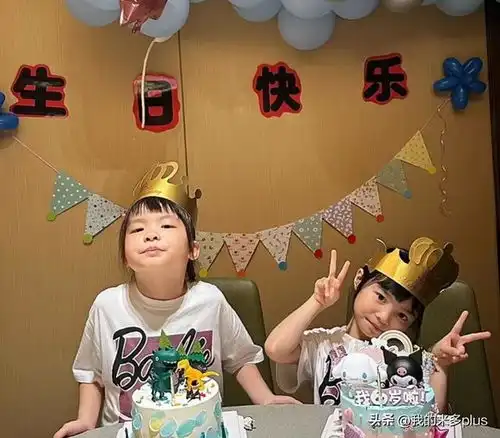 熊黛林俩女儿6岁生日,一人一个蛋糕不偏心,五口人看鲨鱼好欢乐