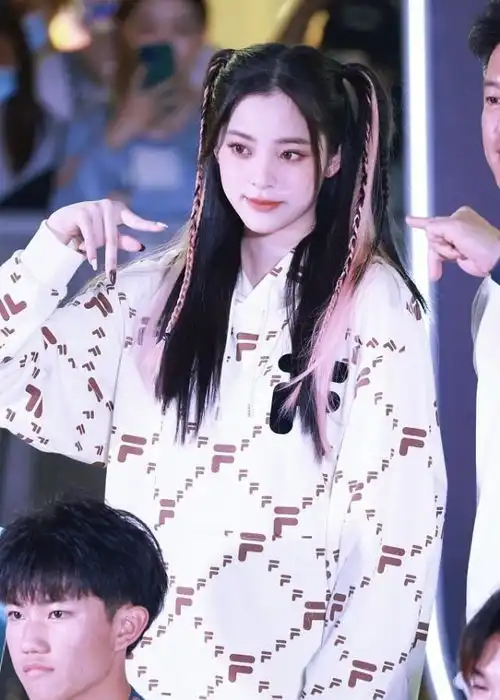 欧阳娜娜真有学生感,卫衣配短裙好青春啊,但妆容看着挺有个性的