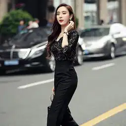 30的职场女人就该穿精致的职业套装,搭配高跟鞋优雅干练